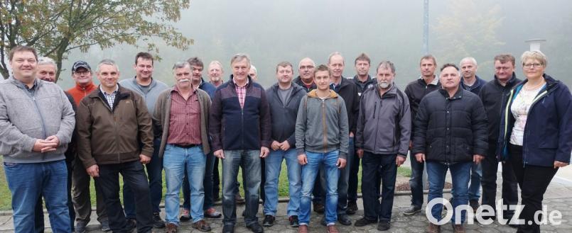 Das Fachpersonal der DWA (Deutsche Vereinigung für Wasserwirtschaft, Abwasser und Abfall) der Nachbarschaft Schwandorf Nord traf sich auf dem Areal der Kläranlage/Gemeinde Fensterbach. Mit im Bild Bürgermeister Christian Ziegler und der örtliche Klärwärter Peter Neidl (vorne von links) und Nachbarschaftslehrerin Erika Gröber. Bild: ohr