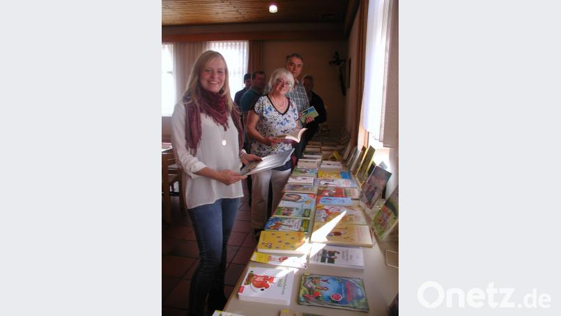 Neuestes am Büchermarkt im Pfarrsaal Bild: gis