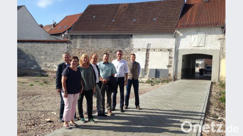 Die CSU-Stadtratsfraktion machte sich ein Bild von der Situation an der südöstlichen Altstadtecke. Hinsichtlich des anzulegenden Grünzugs ist die CSU mit der von Landschaftsarchitekt Siegfried Lösch vorgelegten Planung einverstanden (von links): Bärbel Birner, Josef Luber, Kerstin Ackermann, Fraktionsvorsitzender Hans-Jürgen Schönberger, Dritter Bürgermeister Peter Leitsoni, Bürgermeister Hermann Falk und Christian Gnan. Bild: u