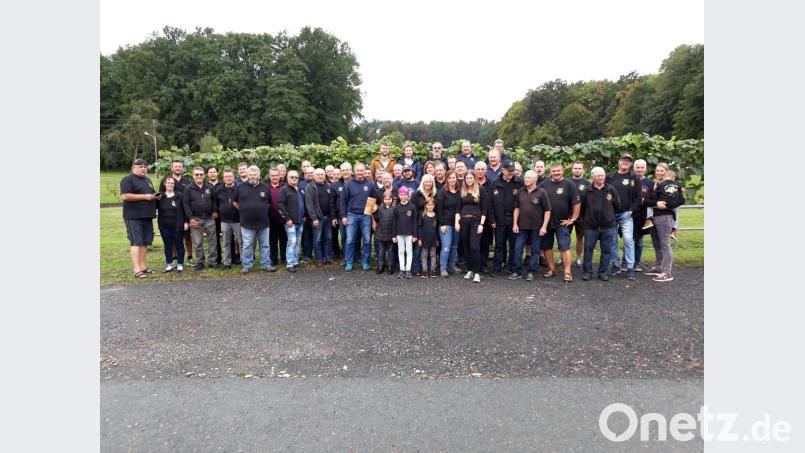 Die Motorradfreunde Schwarzenfeld / Fronberg stellen sich mit den Motorradfreunden der Partnergemeinde zum Erinnerungsfoto. Bild: ksi