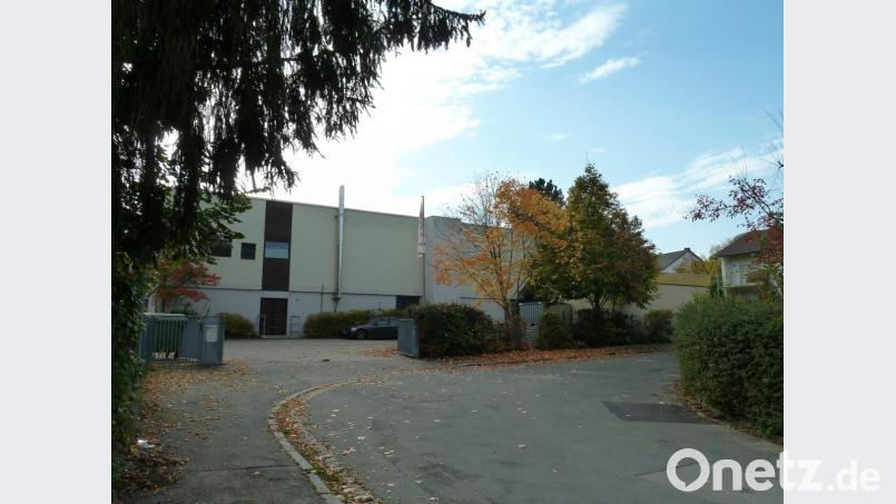 Rechts hinter dem Telekom-Gebäude im Zahlweingarten soll ein 25 Meter hoher Funkmasten aufgestellt werden. Die Stadt wehrt sich nun gegen das Vorhaben der Deutschen Funkturm GmbH. Bild: Portner