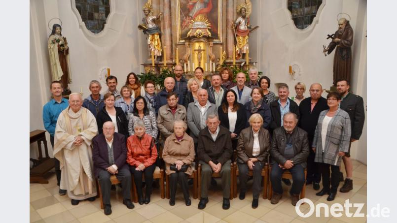 Mit Pfarrer Gerhard Schmidt feiern 16 Jubelpaare dankbar Gottesdienst. In der zurückliegenden gemeinsamen Zeit werden sehr schöne Momente erlebt, aber bestimmt auch Leidvolles erfahren. Bild: dob
