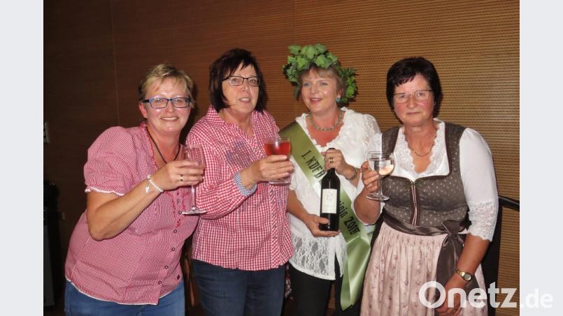 Die drei Quizgewinner freuten sich über ihre Weinpreise. Zur ersten Frauenbund-Weinkönigin wurde Martina Gerstacker gekrönt. (Von links): Frauenbundsprecherin Monika Mrosek, Irmgard Pröls, Martina Gerstacker und Anneliese Winklmann. Bild: rha
