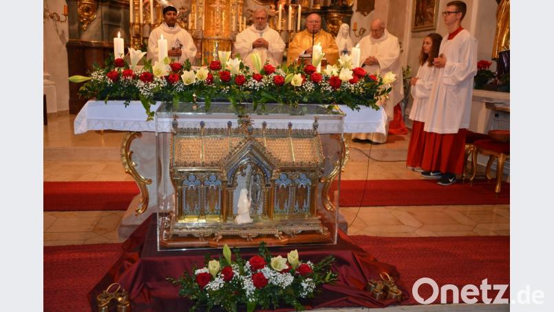 Der Schrein der heiligen Bernadette vor dem Altar und den Geistlichen. Bild: jr