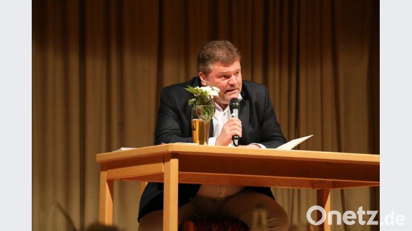 Kurzweilig und unterhaltsam fällt am Kirwasamstag der Krimi-Leseabend mit Fabian Borkner zu seinem Buch "Berg.Fest.Mord" aus. Bild: ads