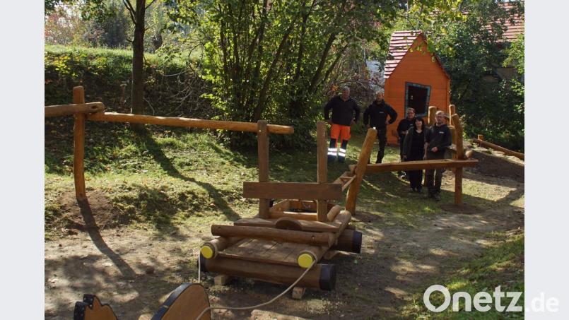Im Hintergrund die Mühle von der Wasser in den aufgebauten Rinnen abläuft. Vergangene Woche wurde die Gerätschaften aufgebaut und von Bürgermeisterin Birgit Höcherl und Bauhofleiter Josef Haberl in Augenschein genommen. Bild: mmj