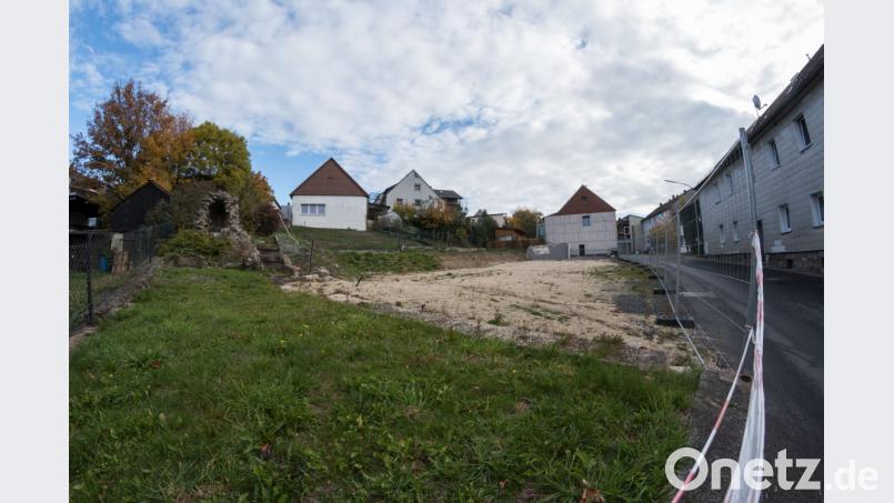 Auf dem Areal der beiden abgerissenen Häuser in der Philipp-Mühlmayer-Straße 32 und 34 in Bärnau will Stadtplaner Klaus Stiefler fünf bis sechs Carports bauen. Viel Platz wurde durch den Abbruch der Gebäude allerdings nicht gewonnen. Die Grotte bleibt erhalten, wie sie ist. Bild: szl