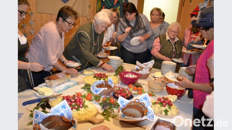 Ein bayerisches Büfett kommt bei den Frauen bestens an. Bild: mrb
