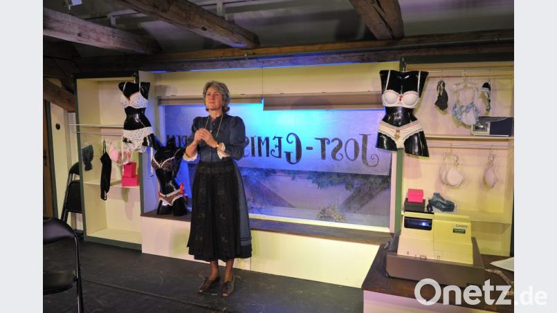 Martha (Claudia Lohmann) erfüllt sich ihren Jugendtraum und wandelt ihren Tante-Emma-Laden in eine Dessous-Boutique um. Bild: exb