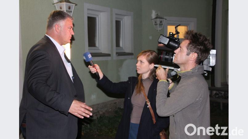 Auch der BR darf nicht zur AfD-Wahlparty. Daher gibt Kreisvorsitzender Roland Magerl vor dem Lokal sein Interview. Bild: kro