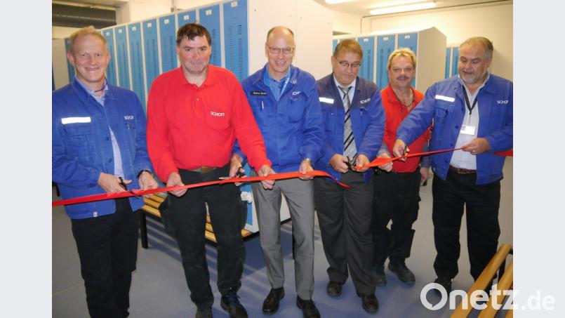 Martin Rumswinkel (Leiter Produktion Technik), Peter Kraus (Schichtführer Pharma), Stefan Rosner (Standortleiter), Dieter Birner (Leiter Werksplanung), Robert Sieder (Schichtführer Technik) und Roland Fuchs (Leiter Produktion Pharma) bei der symbolischen Inbetriebnahme der erneuerten Sozialanlagen. Bild: exb