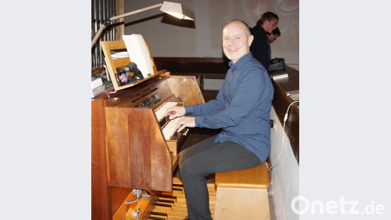 Organist Patrick Gläser begeisterte mit seinen Interpretationen zeitgenössischer Pop- und Rockmusik die Gäste in der Pfarrkirche Sankt Nikolaus. Bild: weu