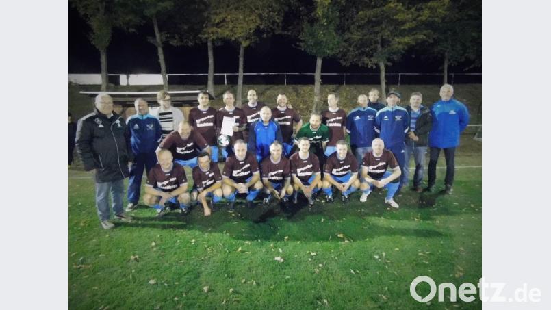 Die Meistermannschaft mit Spielgruppenleiter Hans Dammer und Coach Roland Wolfram (von links) sowie DJK-Vorsitzendem Markus Bauer und AH-Manager Richard Staufer (von rechts). Bild: tra