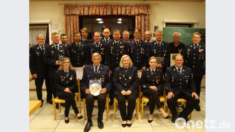 Zahlreiche Mitglieder der Feuerwehr Ursensollen werden geehrt, hier mit Kreisbrandinspektor Hubert Blödt (links), Kommandant Thorsten Michel (Zweiter von links), Bürgermeister Franz Mädler (Vierter von rechts), Kreisbrandmeister Alexander Graf (rechts), Vorsitzendem Markus Dehling (sitzend, ganz rechts) und Ehrenvorsitzender Wolfgang Wenkmann (sitzend, Zweiter von links). Bild: Josef Schmausser (asj)