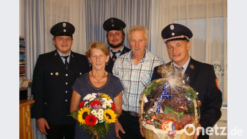 Die Feuerwehr gratuliert Werner Weigl zum 75. Geburtstag. von Links. Josef Gleißner, Ehefrau Renate Weigl, Thomas Grillmeier, Jubilar Werner Weigl und 2.Vorstand Stefan Gleißner. Bild: exb