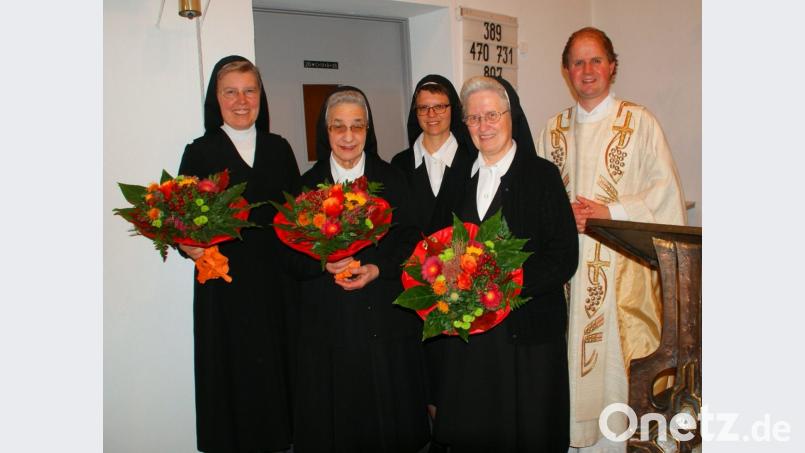 Oberin Schwester Gabriele Liegl, Schwester Ritberta Schmid, Schwester Christine Gindhard, Schwester Egwina Frank und Pfarrer Stefan Wagner. Bild: agr