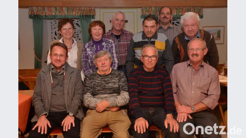 Georg Ertl und Heinrich Frischholz (sitzend, von rechts) lenken nun die Geschicke des Katholischen Kirchenbauvereins und setzen sich mit ihrer Mannschaft für die kirchlichen Belange im Ortsteil ein. Dekan Alexander Hösl (sitzend, links) ist froh, dass der eigentliche Vereinszweck, der Neubau einer katholischen Kirche, im Ortsteil nicht gelungen ist. Bild: dob