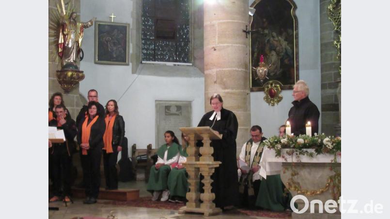„Dinge, die uns wichtig sind, auf morgen zu verschieben, macht keinen Sinn“, betont Vikarin Katrin Spies beim ökumenischen Gottesdienst. Bild: jzk