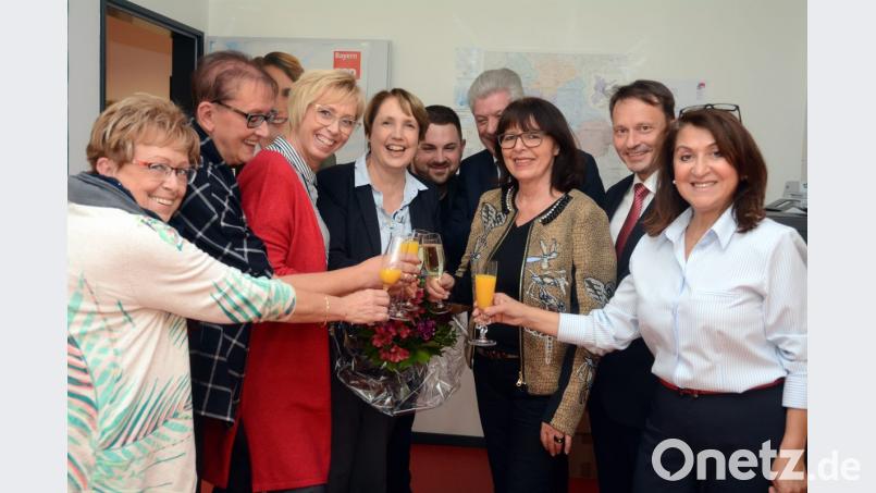 Ein Hoch auf die wiedergewählte Landtagsabgeordnete: (von links) Johanna Kraus, Maria Sauer, Sabine Zeidler, Annette Karl, Sebastian Dippold, Günter Stich, Gisela Birner, Jens Meyer und Sema Tasali-Stoll. Bild: ms