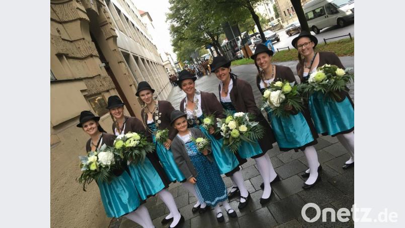 Mit Stolz vertritt die SG Eichenlaub Meerbodenreuth die Oberpfalz beim Oktoberfestzug in München. Auch Bürgermeister Ernst Schicketanz teilt dieses Erlebnis mit den Schützen. Bild: adj