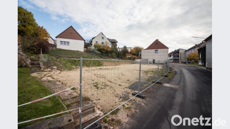 Auf dem Areal der beiden abgerissenen Häuser in der Philipp-Mühlmayer-Straße 32 und 34 in Bärnau will Stadtplaner Klaus Stiefler fünf bis sechs Carports bauen. Viel Platz wurde durch den Abbruch der Gebäude allerdings nicht gewonnen. Die Grotte bleibt erhalten, wie sie ist. Bild: szl