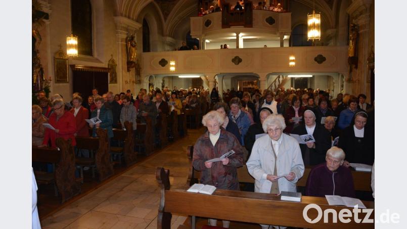 Voll besetzt ist Montagabend die Pfarrkirche St. Laurentius. Bild: jr