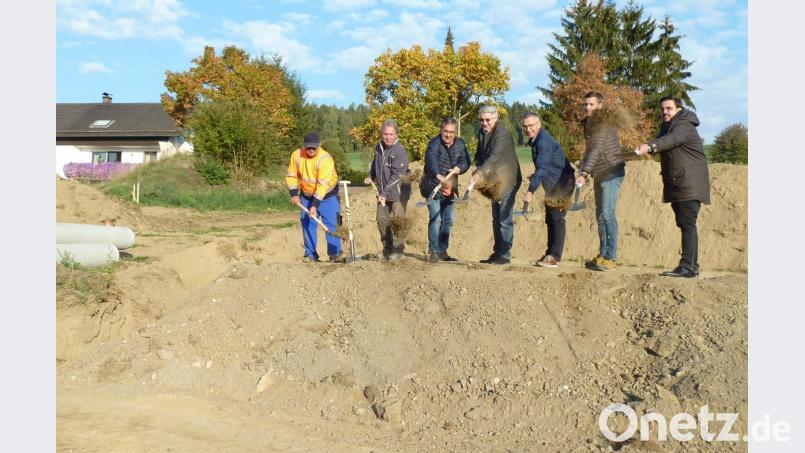 Beim Spatenstich für den Bauabschnitt zwei legten sich Ingenieur Fabian Biersack vom Ingenieurbüro Weiß (von rechts), VG-Geschäftsstellenleiter Andre Schille, Zweiter Bürgermeister Richard Brunner, Dritter Bürgermeister Michael Albang, Sicherheitsingenieur Jürgen Lenz von Primagas sowie die beiden Vertreter der Baufirma Seebauer Tiefbau GmbH, Bauleiter Claus Kiefmann und Polier Eugen Gordev ins Zeug. Bild: Portner