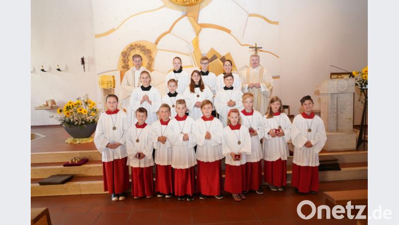 Die neuen Ministranten sind (vordere Reihe, von links): Sophie Hörig, Julian Grünauer, Julius Hornstein, Fabian Käs, Bruno Glatter, Elena Stahl, Maximilian Rieder, Sophia Kleber und Bastian Bergler. Bild: fvo
