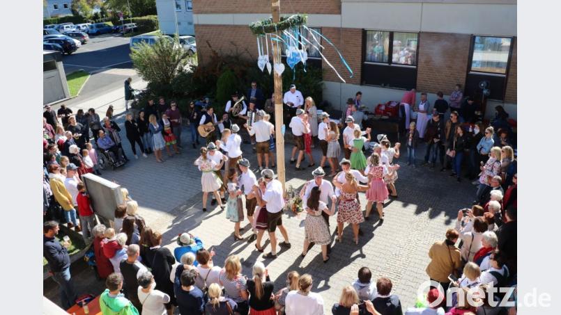 Ein Höhepunkt am Kirwasonntag ist das Baumaustanzen durch die zwölf Kirwapaare aus den Reihen der KJG. Bild: ads