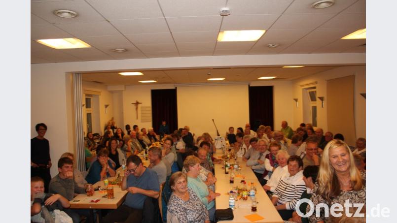 Viel Spaß hatten die Mitglieder der Pfarrfamilie beim Ratespiel Dalli-Dalli. Andrea Keilholz (rechts) moderierte das Programm. Bild: wec