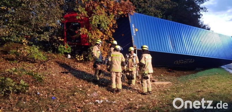 Ein Lastwagen schleudert ins Bankett. Bild: Alexander Auer