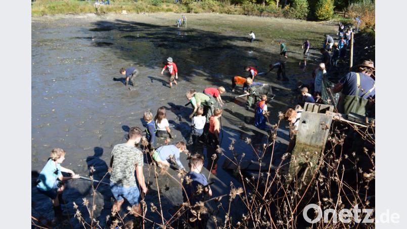 Jetzt kam die Zeit für die Jungfischer. Dreck spielte dabei keine Rolle. Bild: bnr