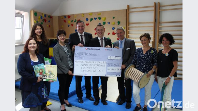 Die Ärztliche Leiterin des Sozialpädiatrischen Zentrums, Dr. Susanne Rinnert (Dritte von links), und Manfred Tretter (Dritter von rechts), Finanzchef der Kliniken Nordoberpfalz AG, bedanken sich bei Tobias Wolf und Christian Wolf (Mitte) für die Spende der Lilly-Groß-Stiftung. Bild: exb