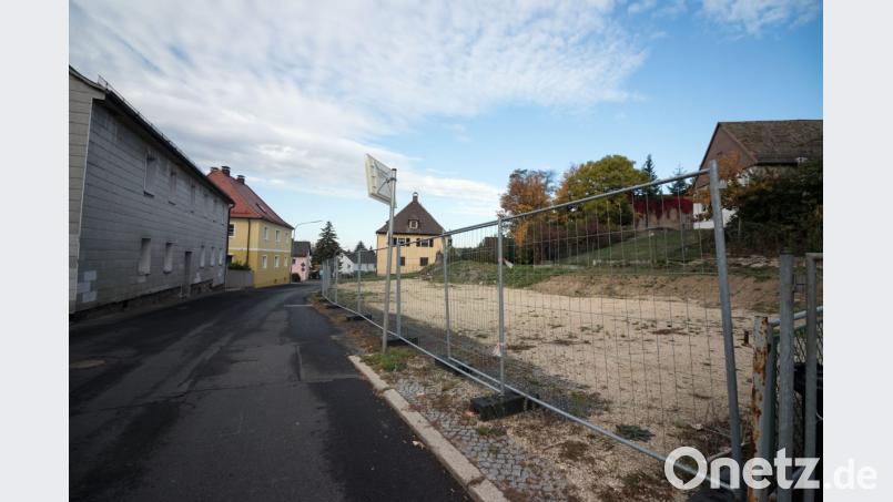 Auf dem Areal der beiden abgerissenen Häuser in der Philipp-Mühlmayer-Straße 32 und 34 in Bärnau will Stadtplaner Klaus Stiefler fünf bis sechs Carports bauen. Viel Platz wurde durch den Abbruch der Gebäude allerdings nicht gewonnen. Die Grotte bleibt erhalten, wie sie ist. Bild: szl