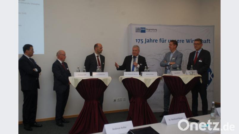 Über die Zukunft der Mittelstandsfinanzierung sprachen (von links) Wolfgang Völkl, Franz Wittmann, Richard A. Werner, Markus Ferber, Mario Mirbach und Georg Haber. Bild: Hanna Gibbs