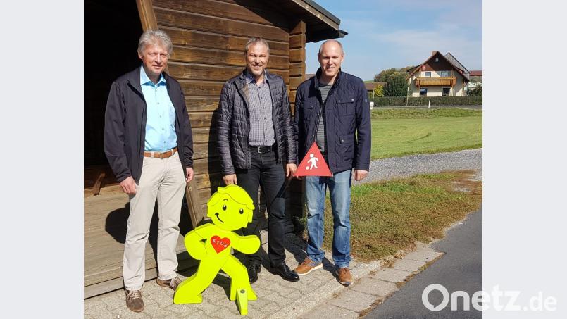 Bürgermeister Lothar Müller, Ideengeber Preisinger aus Schönkirch sowie sein Bruder und zweiter Bürgermeister Markus Preisinger (von links) stellen die Verkehrssicherungsfigurgen „Street-Buddys“ vor. Bild: lk