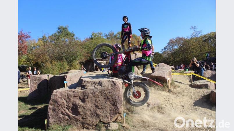 Kathrin Döhla inmitten einer Steinpassage. Bild: exb