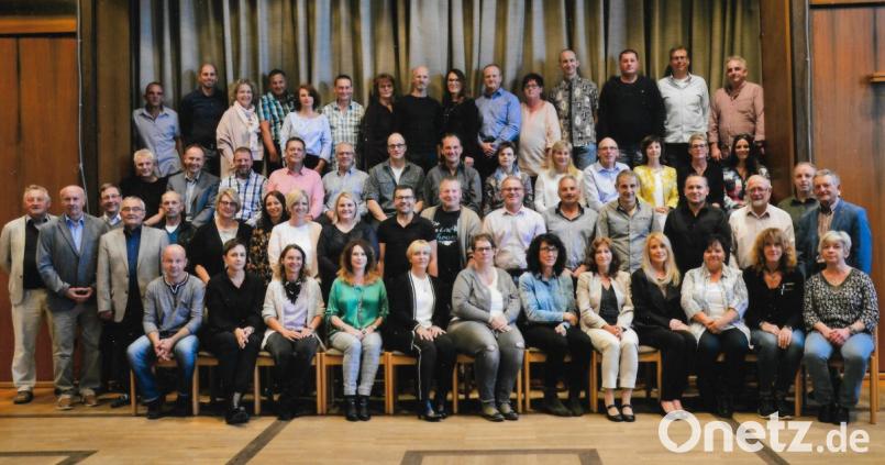 Die Teilnehmer des Klassentreffens im Jugendheim-Festsaal Bild: exb