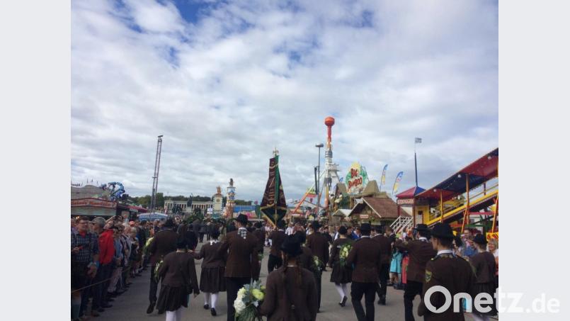 Mit Stolz vertritt die SG Eichenlaub Meerbodenreuth die Oberpfalz beim Oktoberfestzug in München. Auch Bürgermeister Ernst Schicketanz teilt dieses Erlebnis mit den Schützen. Bild: adj