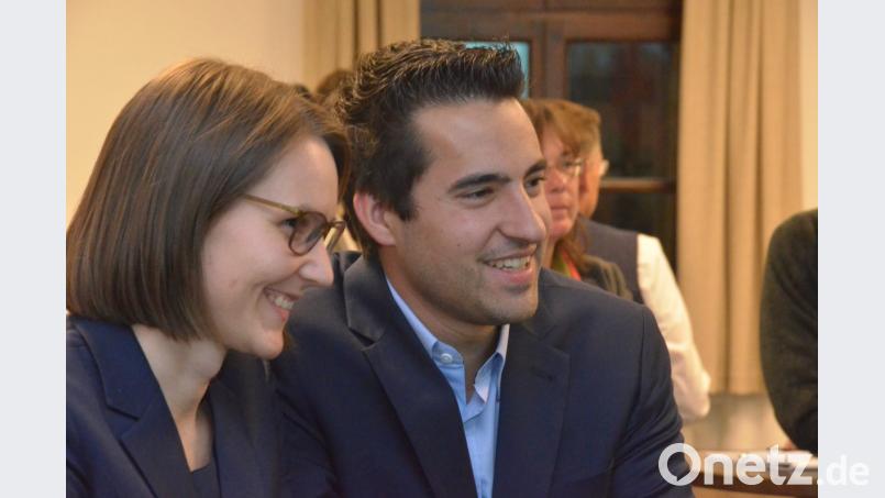 AfD-Mann Stefan Löw verfolgt die Auszählung der Stimmen am Sonntag im Landratsamt mit Ehefrau Katja. Bild: Benkhardt