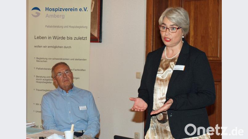 „Letzte-Hilfe-Kurs“ – Umsorgen und Begleiten am Lebenseunde. Darüber informierten
die Fachkraft für Palliative Care Andrea Ulrich-Prusko und Hospiz- und Trauerbegleiter Georg Franz Fröhler. Bild: sön