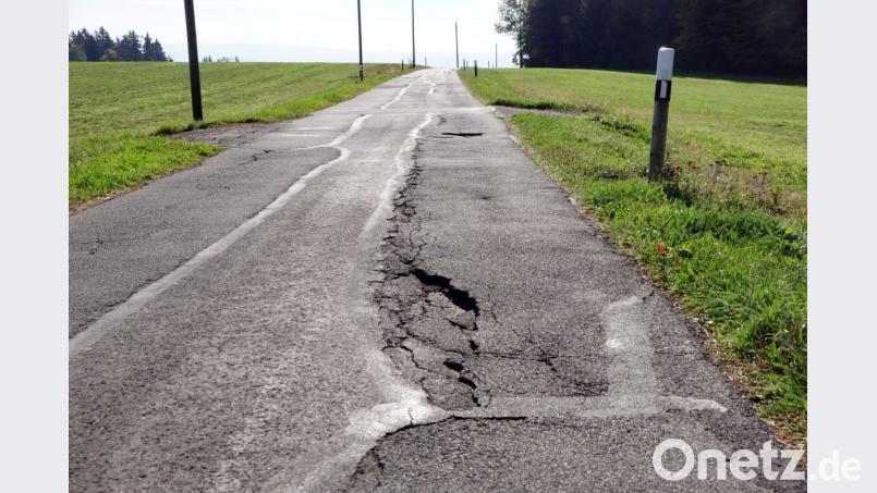 Eine Straße, die seit Jahren erneuert werden müsste, ist die auf den Poppenberg. Eng, steil, gepflastert mit Löchern und kurvig ist sie. Bild: bkr