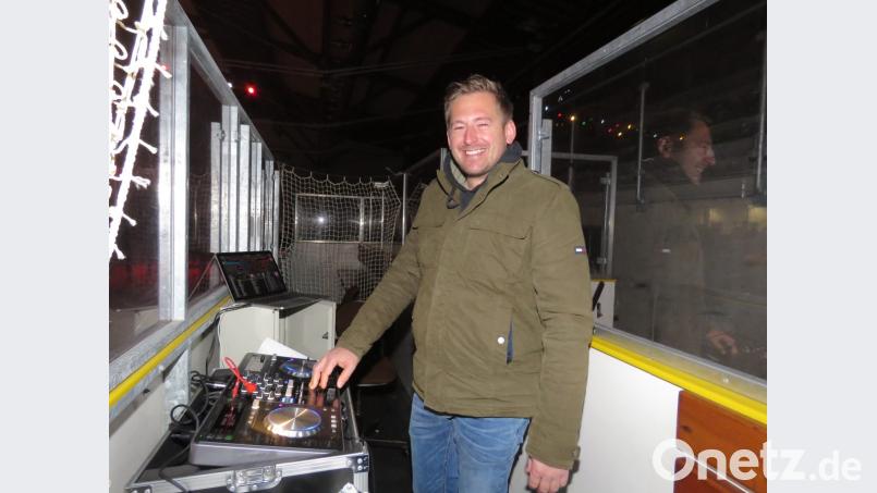DJ Mark Grey (Markus Herda) sorgt mit fetzigen Klängen für gute Laune auf dem Eis. Bild: ubb