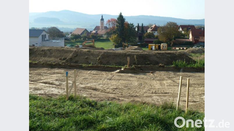 Das Baugebiet „Horneckfeld“ schmiegt sich an einen leichten Südhang mit Blick zur Pfarrkirche St. Ulrich und herrlicher Fernsicht. Bild: Portner