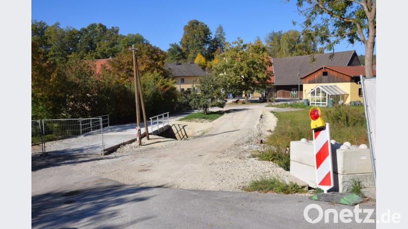 Die Brücke über den Hausnerbach wird derzeit gebaut. Im Anschluss soll die Dorfstraße verbreitert werden. Gesamtkosten: etwa 491 000 Euro. Bild: bö