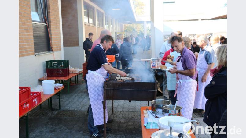 Bereits am Freitagabend heizen die Griller für den Livemusik-Abend im Rahmen der dreitägigen Kirchweih der Pfarrei St. Michael den Rost an, um die Besucher bestens zu verköstigen. Bild: ads