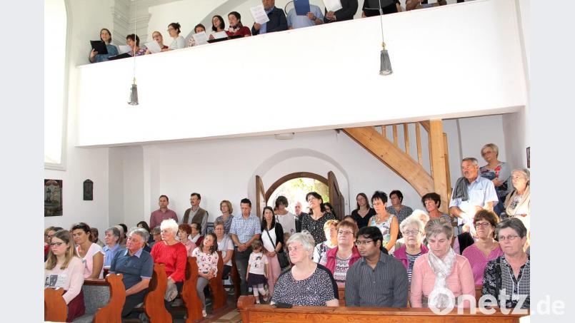 Obwohl sich die Chorgemeinschaft „Venite“ zum Vortrag ihrer Lieder auf die Empore begab, fanden lange nicht alle Wanderer Platz in der Wieskapelle. Über Lautsprecher konnten die Außenstehenden das Geschehen trotzdem verfolgen. Bild: boj