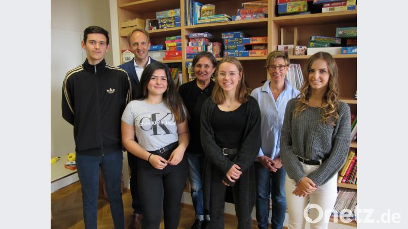 Schulrat Stephan Tischer und die Organisatorinnen der ersten Aussprachetagung in Vilseck Barbara Ströll-Seegerer und Jutta Gebhardt (hinten von links) mit den Schülersprechern (vorne von links) Denis Schloß (Luitpold-Mittelschule Amberg), Sinem Sahan (Dreifaltigkeits-Mittelschule II Amberg), Vanessa Kölbel (Krötensee-Mittelschule Sulzbach-Rosenberg) und Janin Leithold (Mittelschule Ensdorf). Bild: khg