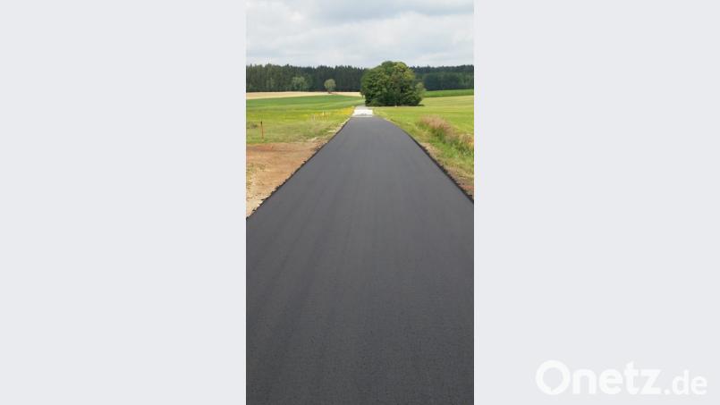 Große Transportfahrzeuge brauchen zur Holzabfuhr eine geeignete Infrastruktur. So ist der Wirtschaftsweg vom Scherer-Anwesen vorbei in Richtung Waldgebiet Elm saniert worden. Bild: dob