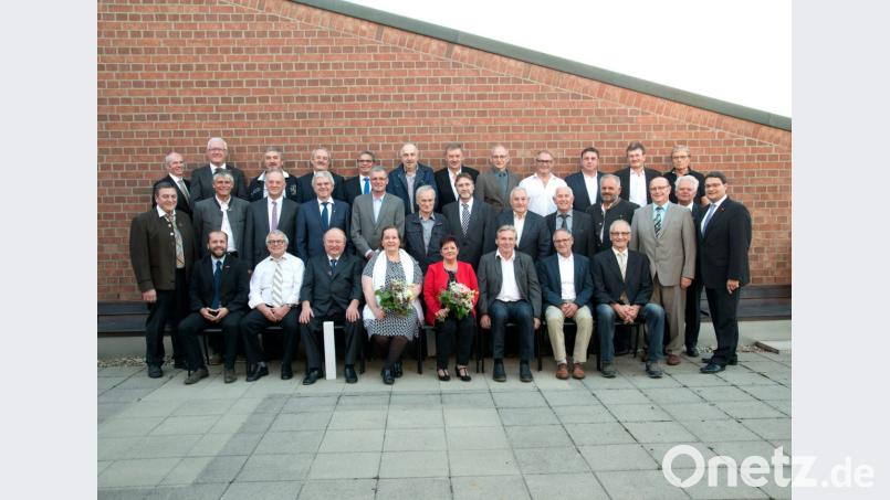 In Neumarkt ehrte die Handwerkskammer ihre „Goldenen“ Handwerksmeister. Es gratulierten Kammervizepräsident Richard Hettmann (Dritte Reihe, Zweiter von links) und Geschäftsführer Alexander Stahl (Zweite Reihe, rechts) Bild: Hailer